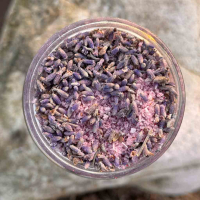 Сіль для ванни з пудрою пелюсток троянд і лавандою