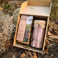 Коробочка з чаєм і сіллю для ванни