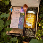 Коробочка чай, мед та дерев'яна ложка